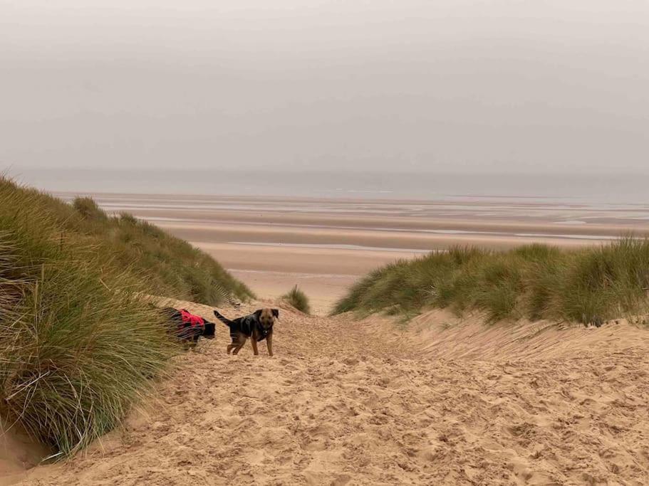 Formby, Spacious True Bungalow Steps From Beach 外观 照片
