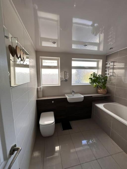 Formby, Spacious True Bungalow Steps From Beach 外观 照片